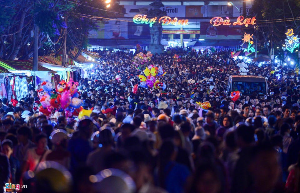 'Rừng người' chen chân chơi lễ ở Đà Lạt ảnh 1
