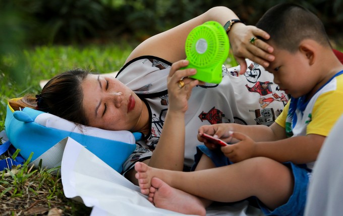 Người dân chen lấn vào Thảo Cầm Viên Sài Gòn chơi lễ ảnh 9