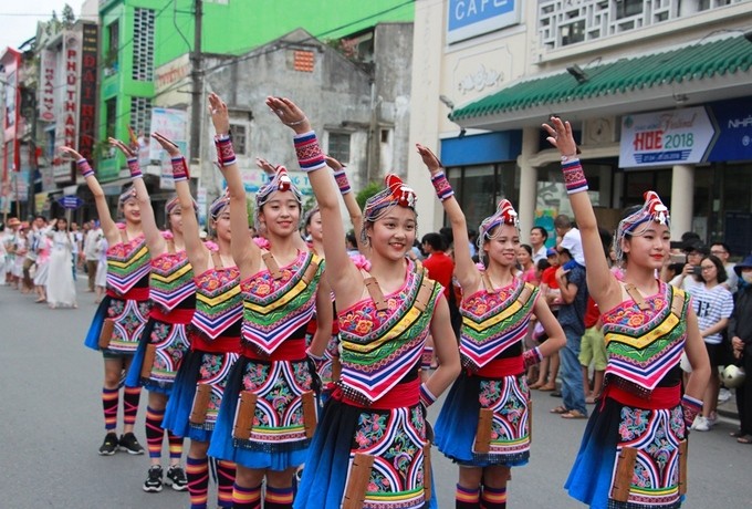 Chục nghìn người đổ ra đường xem lễ hội ở Huế ảnh 5