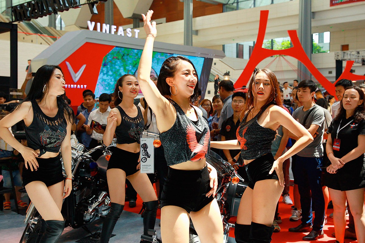 Chân dài hội tụ bên “bom tấn” Vinfast, Mitsubishi, Harley Davidson, Triumph tại Vietnam AutoExpo 2019 ảnh 1