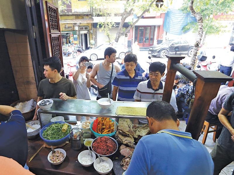 Kinh doanh ẩm thực Hà thành: Vẽ trọn hành trình cảm xúc (Bài 2): Món ngon đi kèm cư xử đẹp ảnh 1