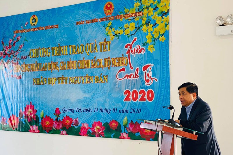 Bộ trưởng Nguyễn Chí Dũng chúc Tết, tặng quà chiến sĩ, công nhân, gia đình chính sách tỉnh Quảng Trị ảnh 2