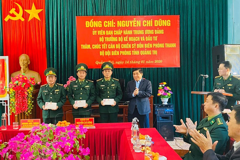 Bộ trưởng Nguyễn Chí Dũng chúc Tết, tặng quà chiến sĩ, công nhân, gia đình chính sách tỉnh Quảng Trị ảnh 5
