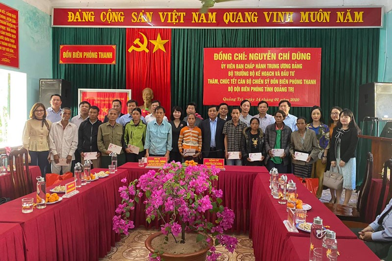 Bộ trưởng Nguyễn Chí Dũng chúc Tết, tặng quà chiến sĩ, công nhân, gia đình chính sách tỉnh Quảng Trị ảnh 6