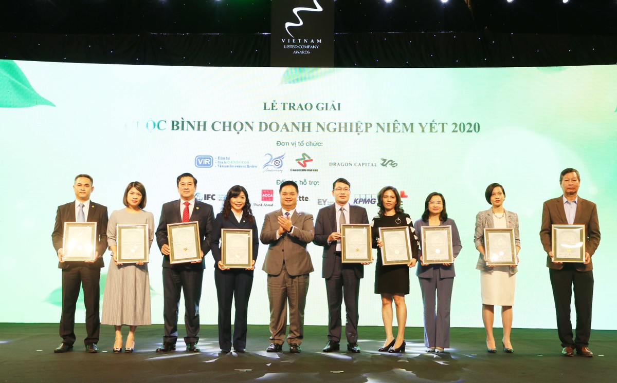 Toàn cảnh Lễ trao giải cuộc bình chọn Doanh nghiệp niêm yết 2020 ảnh 27