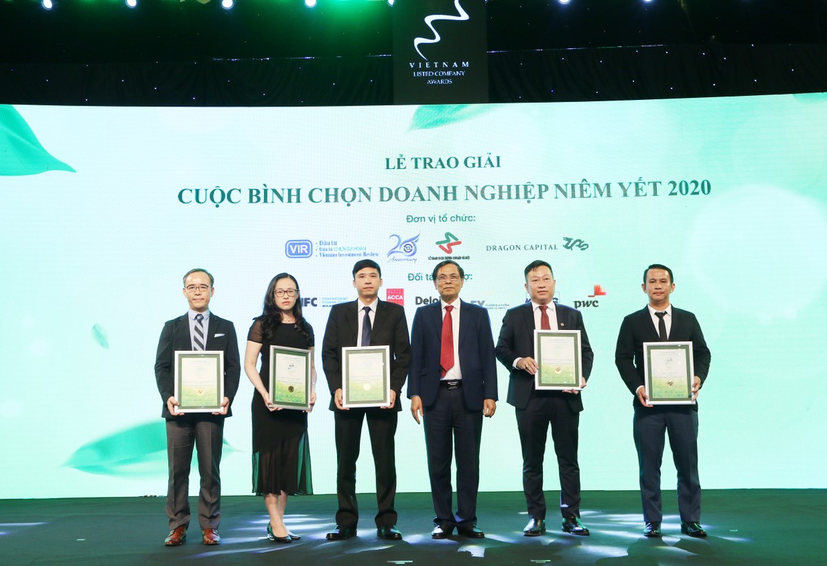 Toàn cảnh Lễ trao giải cuộc bình chọn Doanh nghiệp niêm yết 2020 ảnh 37
