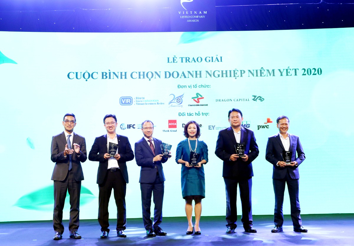 Toàn cảnh Lễ trao giải cuộc bình chọn Doanh nghiệp niêm yết 2020 ảnh 63