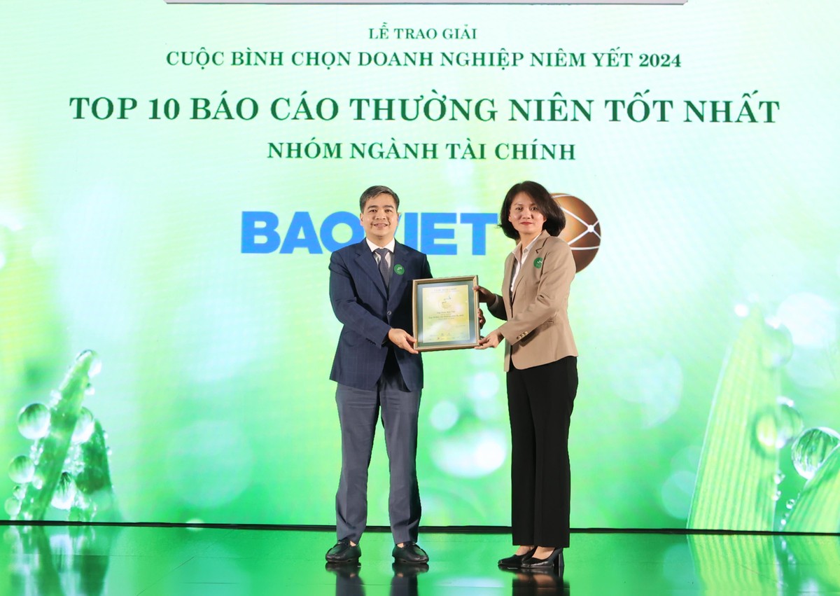 Bà Nguyễn Thị Việt Hà – Quyền Chủ tịch Công ty, Sở Giao dịch Chứng khoán TP.HCM trao giải đại diện Tập đoàn Bảo Việt trong Top 10 BCTN tốt nhất ngành tài chính