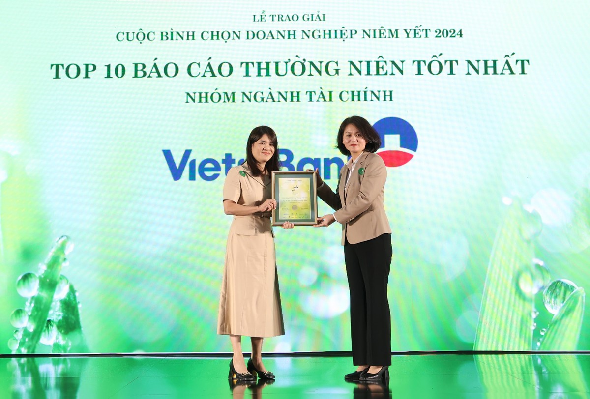 Bà Nguyễn Thị Việt Hà – Quyền Chủ tịch Công ty, Sở Giao dịch Chứng khoán TP.HCM trao giải cho đại diện Vietinbank Top 10 BCTN tốt nhất ngành tài chính