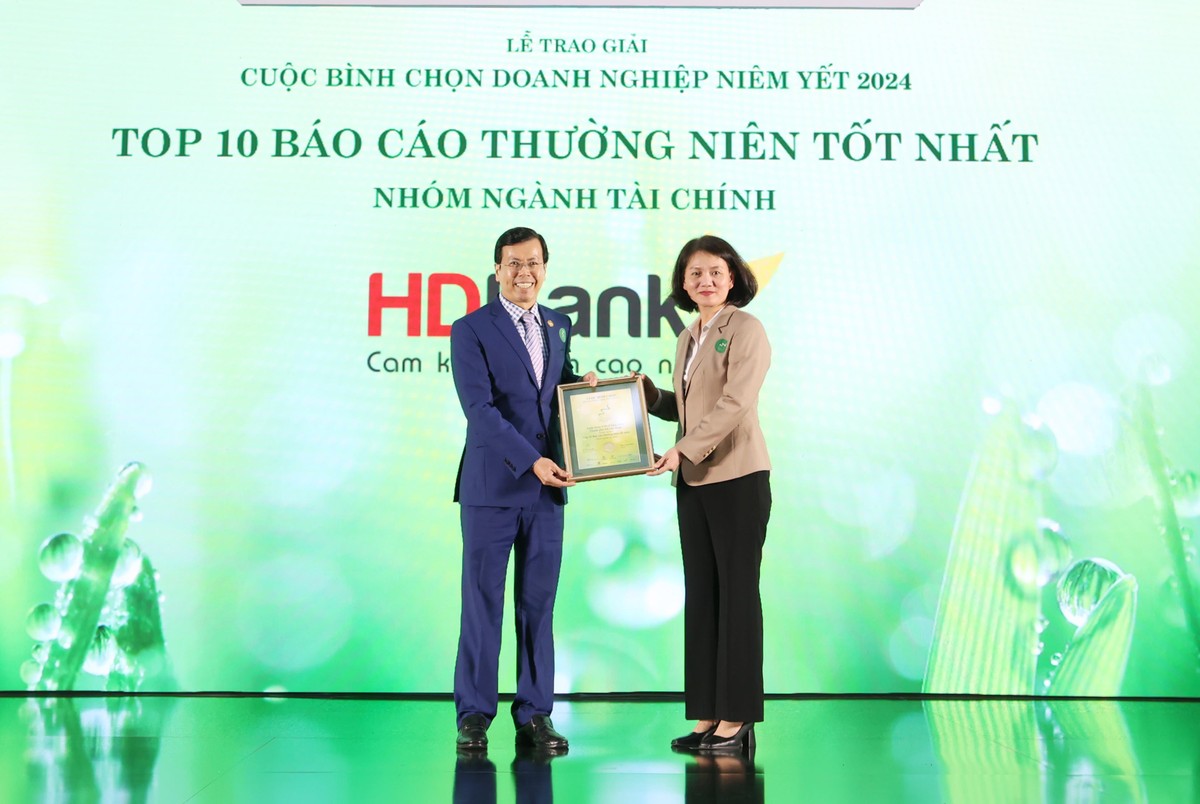 Bà Nguyễn Thị Việt Hà – Quyền Chủ tịch Công ty, Sở Giao dịch Chứng khoán TP.HCM trao giải cho đại diện HDBank Top 10 BCTN tốt nhất ngành tài chính