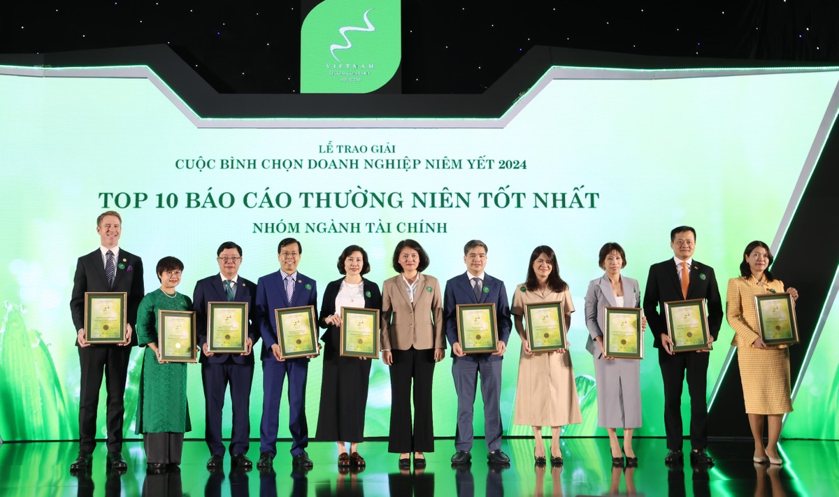 Bà Nguyễn Thị Việt Hà – Quyền Chủ tịch Công ty, Sở Giao dịch Chứng khoán TP.HCM trao giải cho Top 10 báo cáo thường niên tốt nhất nhóm ngành tài chính