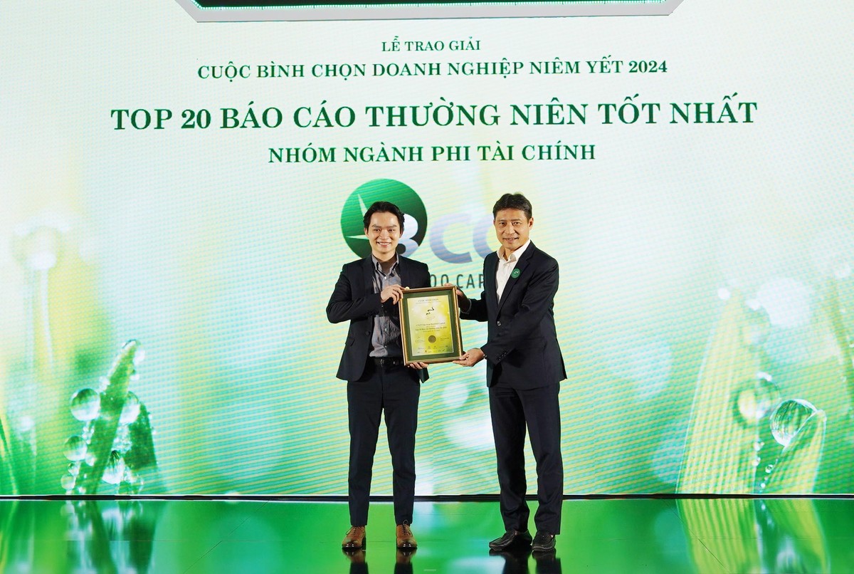 Đại diện Công ty cổ phần Bamboo Capital nhận giải BCTN tốt nhất năm 2024 nhóm ngành phi tài chính