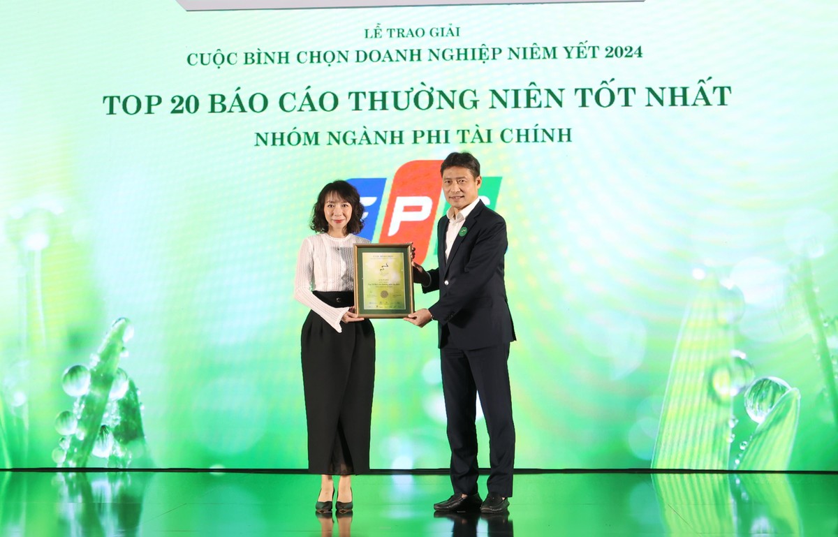 Đại diện Công ty cổ phần FPT nhận giải BCTN tốt nhất năm 2024 nhóm ngành phi tài chính