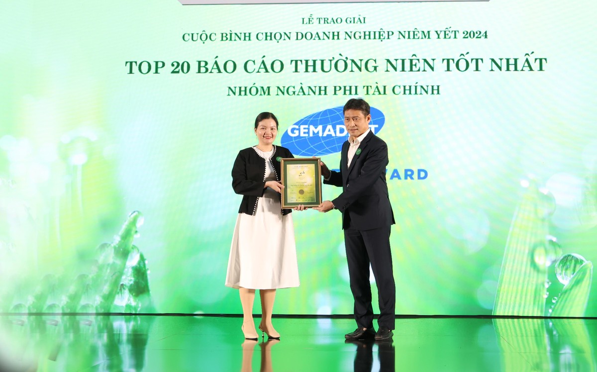 Ông Nguyễn Tuấn Anh, Phó tổng giám đốc, Sở Giao dịch Chứng khoán Hà Nội trao giải cho đại diện CTCP Gemadept trong Top 20 các doanh nghiệp có BCTN tốt nhất 2024 nhóm ngành phi tài chính