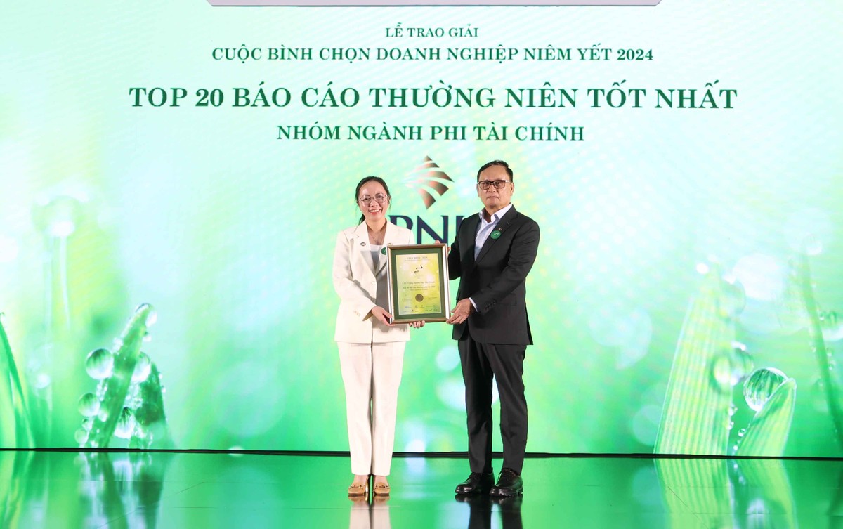 Đại diện CTCP Vàng bạc Đá quý Phú Nhuận nhận giải thưởng Top 20 BCTN tốt nhất năm 2024 nhóm phi tài chính