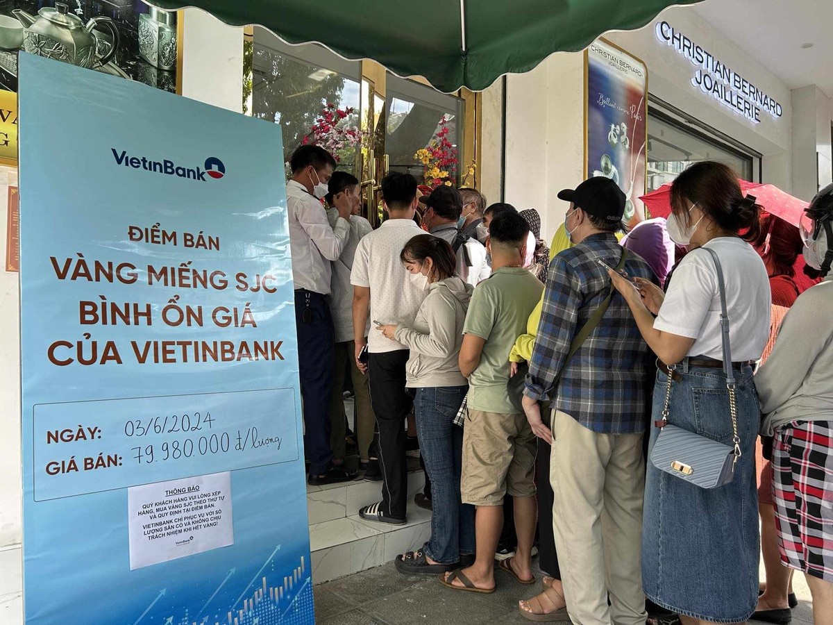 Do nhu cầu cao và là ngày đầu tiên phục vụ việc bán vàng miếng nên mỗi khách phải chờ khá lâu mới đến lượt. Tại điểm bán vàng của VietinBank, số 81 Phố Huế chỉ cho 2 khách hàng phải mua vàng trong 1 lượt. Cũng tại điểm này, 15h30 Ngân hàng thông báo đã hết vàng bán tạm thời đóng cửa.