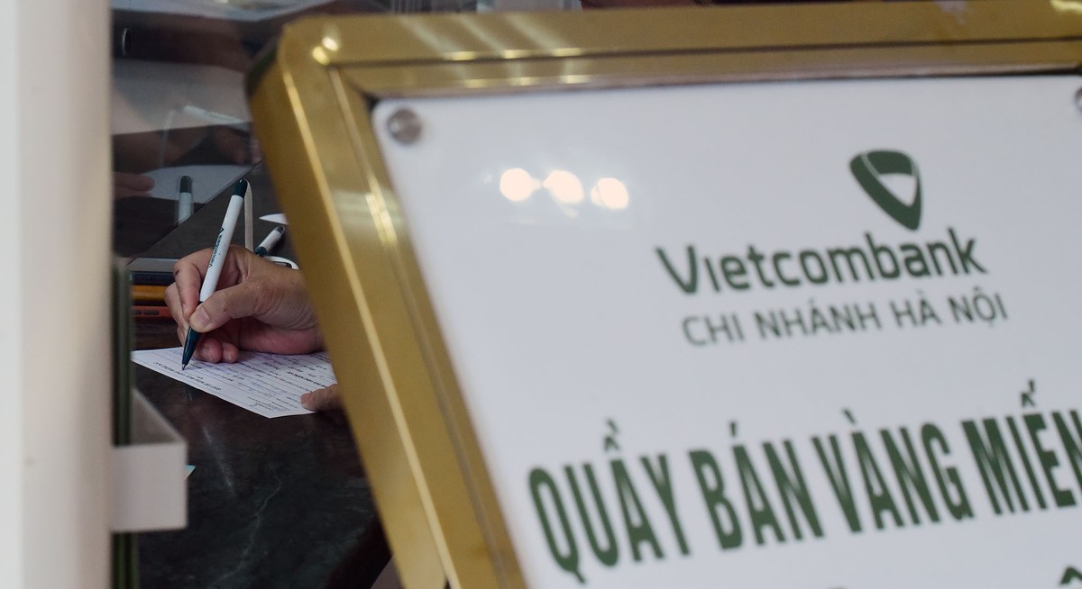 Người dân phải điền đầy đủ thông tin theo căn cước công dân mới có được quyền mua vàng tại ngân hàng.