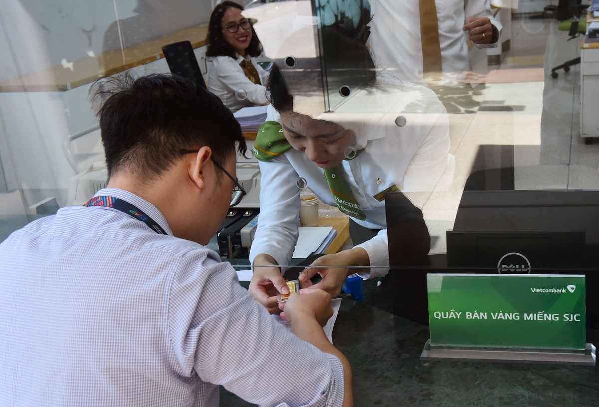 Khách hàng đầu tiên mua được vàng tại Vietcombank điểm bán 11 Cát Linh cho biết đã lấy số chờ từ 13h tức trước giờ mở bán đến 90 phút.