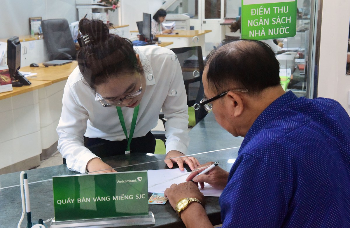 Khách hàng có nhu cầu mua vàng sẽ lấy số rồi chờ đến lượt phục vụ tại quầy bán vàng riêng.