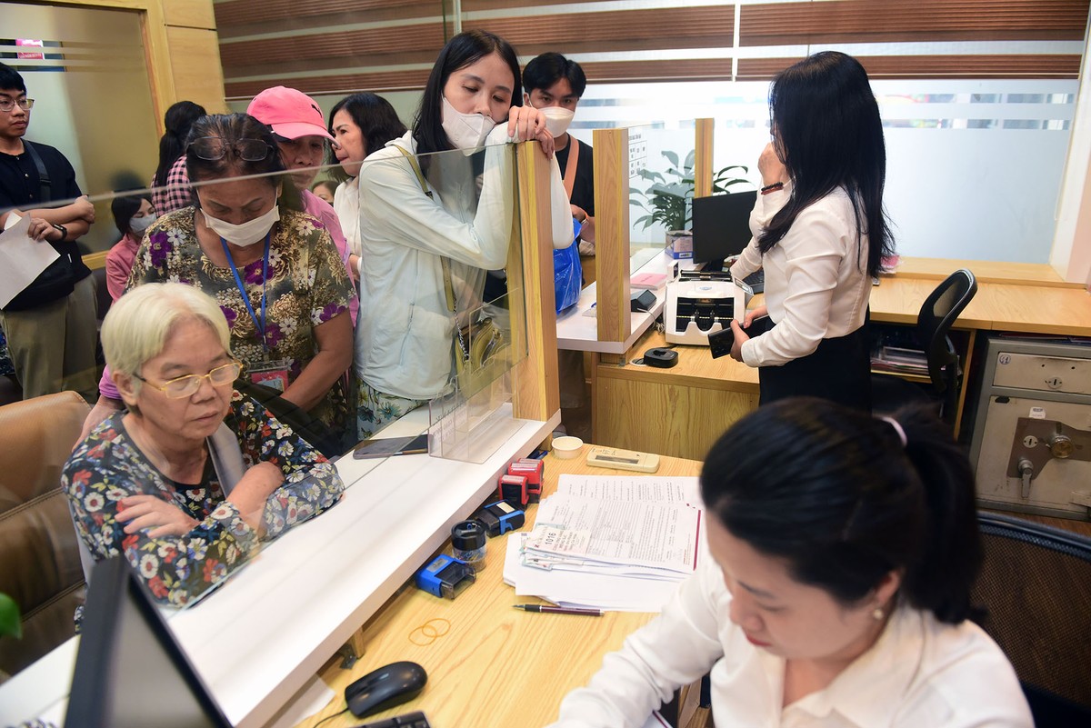 Khách hàng chờ đợi đến lượt mua vàng tại điểm giao dịch của Ngân hàng Agribank, số 2 Láng Hạ.