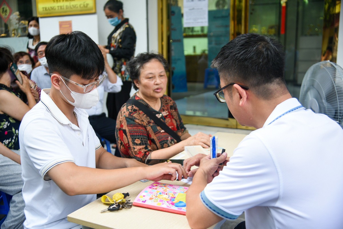 Khách hàng tại đây cho biết vào buổi sáng, các cửa hàng sẽ phát số thứ tự cho ngày hôm sau. Những người lấy được số thứ tự phải đợi đến ngày hôm sau mới đến lượt mua vàng