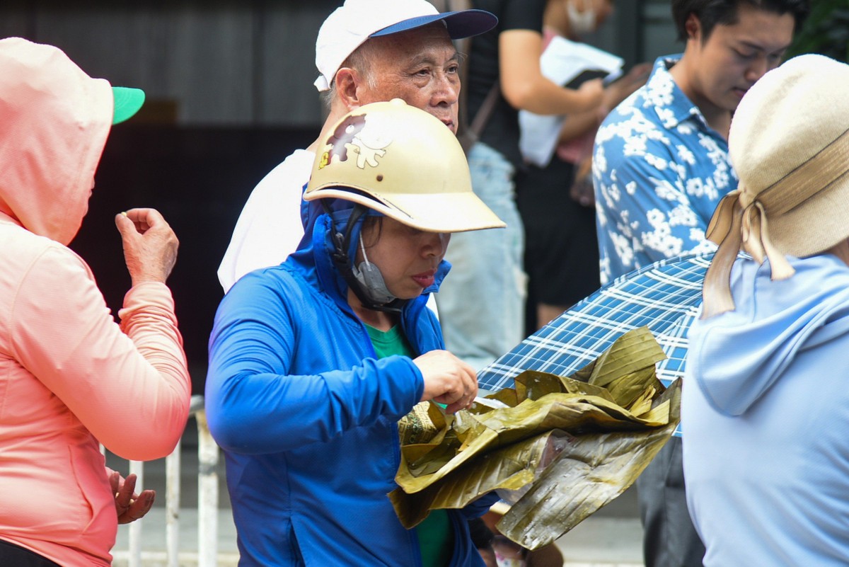 Dù thời tiết nắng nóng với nhiệt độ ngoài trời ghi nhận khoảng 40 độ C, nhưng người dân vẫn cố gắng ngồi đợi để đến lượt mua vàng. Thậm chí, nhiều người mang theo đồ ăn, thức uống với tâm thế phải mua cho bằng được vàng.