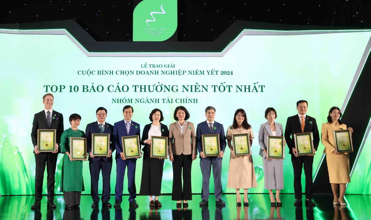 Bà Nguyễn Thị Việt Hà, Quyền Chủ tịch Công ty, Sở Giao dịch Chứng khoán TP.HCM (HOSE) trao Top 10 doanh nghiệp Nhóm ngành Tài chính.