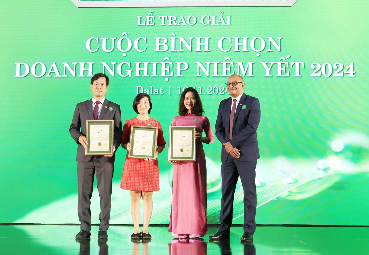 Ông Ren Varma, Giám đốc khu vực Đông Nam Á Lục địa, Hiệp hội Kế toán công chứng Anh (ACCA) trao 3 giải khuyến khích giải Báo cáo Phát triển bền vững.