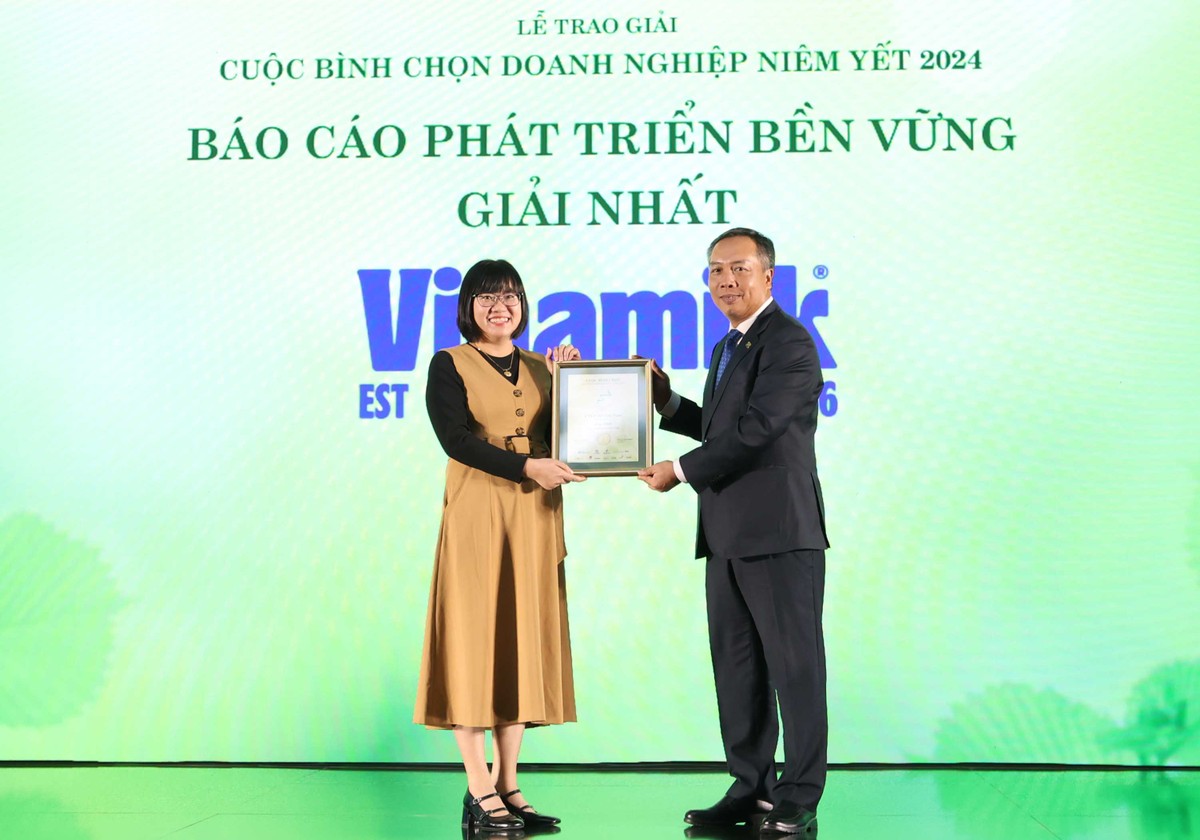 Ông Lê Trọng Minh, Tổng Biên tập Báo Đầu tư, đồng Trưởng Ban Tổ chức Cuộc bình chọn trao chứng nhận Giải quán quân Báo cáo Phát triển bền vững năm nay cho CTCP Sữa Việt Nam (Vinamilk).