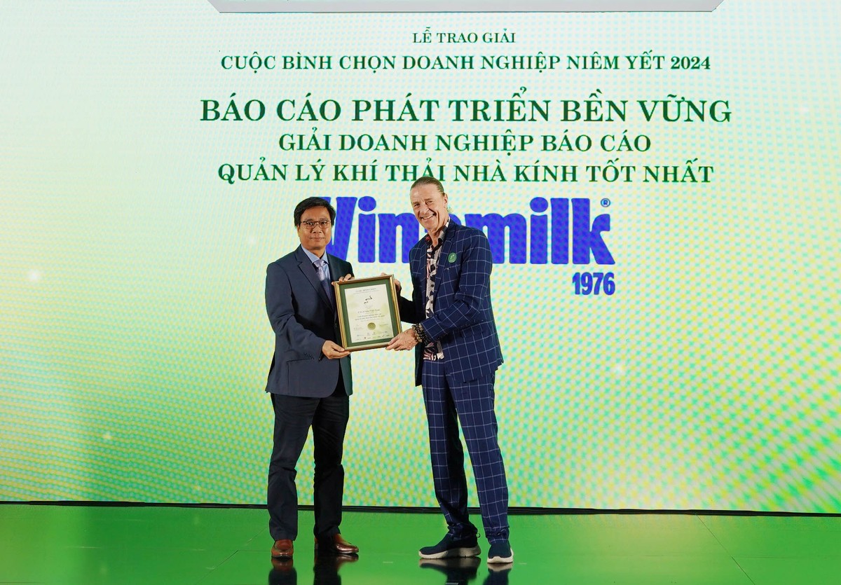 -Ông Dominic Scriven OBE, Chủ tịch Công ty Quản lý quỹ Đầu tư Dragon Capital Việt Nam trao giải doanh nghiệp báo cáo quản lý khí thải nhà kính tốt nhất.