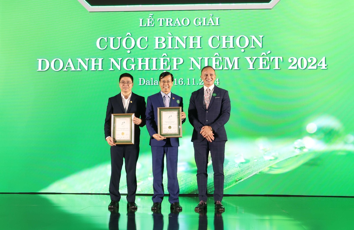 Ông Darryl Dong, Đại diện văn phòng Tổ chức Tài chính Quốc tế (IFC) tại TPHCM trao Giải “DN tổ chức Đại hội đồng cổ đông thường niên tốt nhất” cho CTCP Bamboo Capital và Ngân hàng TMCP Phát triển Thành phố Hồ Chí Minh (HDBank)