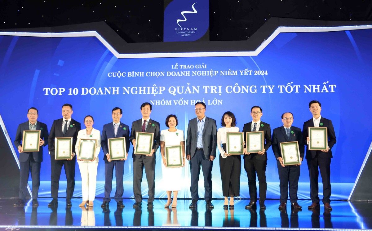 Ông Bùi Hoàng Hải, Phó Chủ tịch Ủy ban Chứng khoán Nhà nước trao giải cho 10 DN QTCT tốt nhất năm 2024 thuộc nhóm vốn hóa lớn (Large Cap).