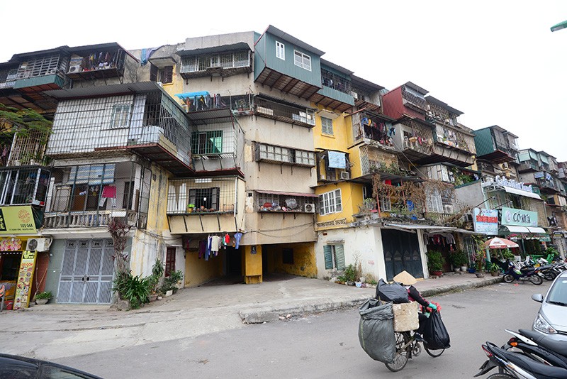 Những hình ảnh "xem cũng ghê người" tại chung cư cũ Hà Nội ảnh 1