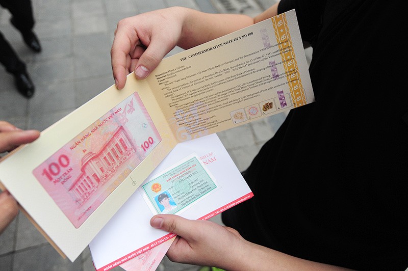 [Chùm ảnh] Xếp hàng rồng rắn mua tiền lưu niệm 100 đồng ảnh 10