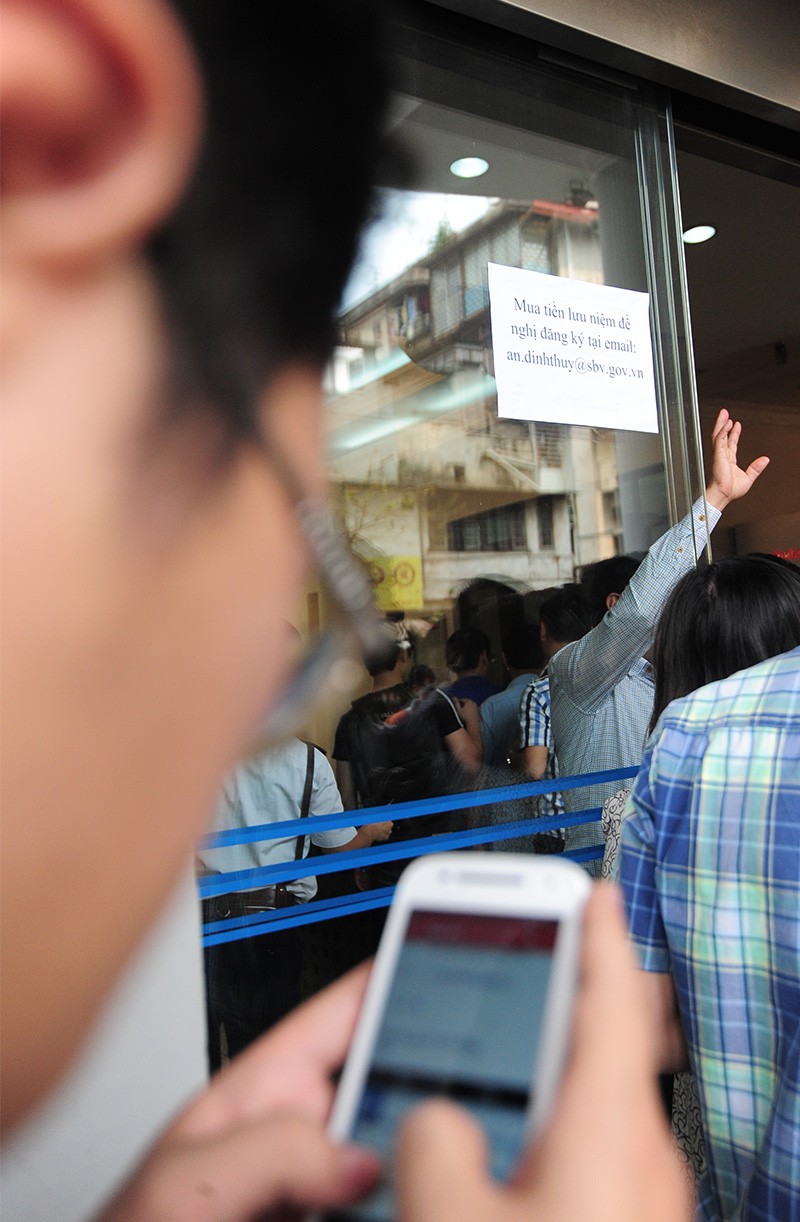 [Chùm ảnh] Xếp hàng rồng rắn mua tiền lưu niệm 100 đồng ảnh 7