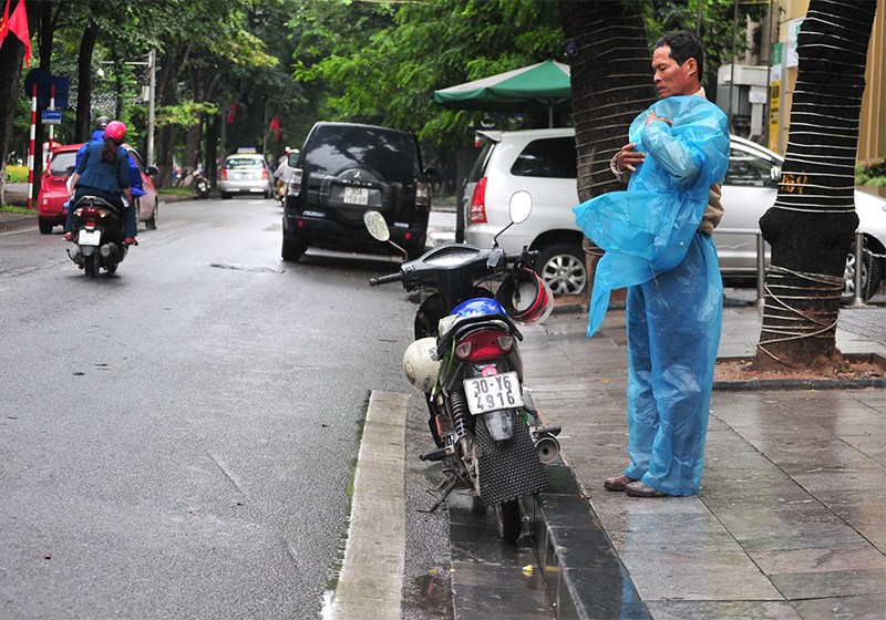 6 độ C, người Hà Nội đốt lửa chống giá lạnh ảnh 7