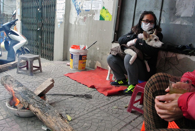 6 độ C, người Hà Nội đốt lửa chống giá lạnh ảnh 2