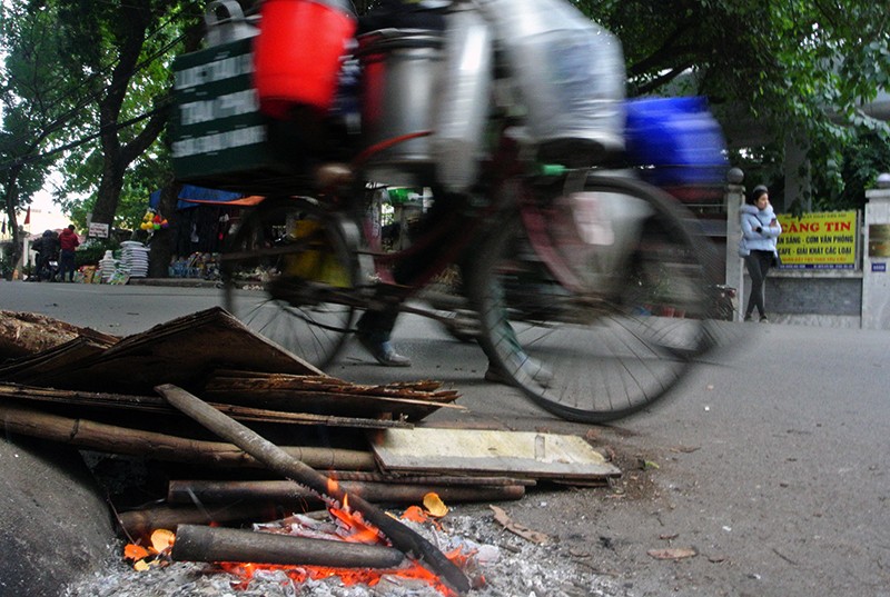 6 độ C, người Hà Nội đốt lửa chống giá lạnh ảnh 1