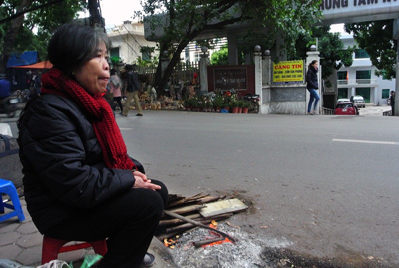 6 độ C, người Hà Nội đốt lửa chống giá lạnh ảnh 5