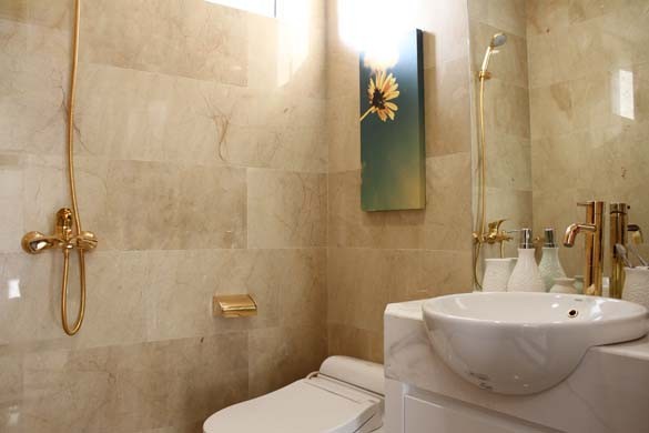 Ánh vàng lấp lánh trên nhiều chi tiết, thiết bị trang bị trong nhà vệ sinh