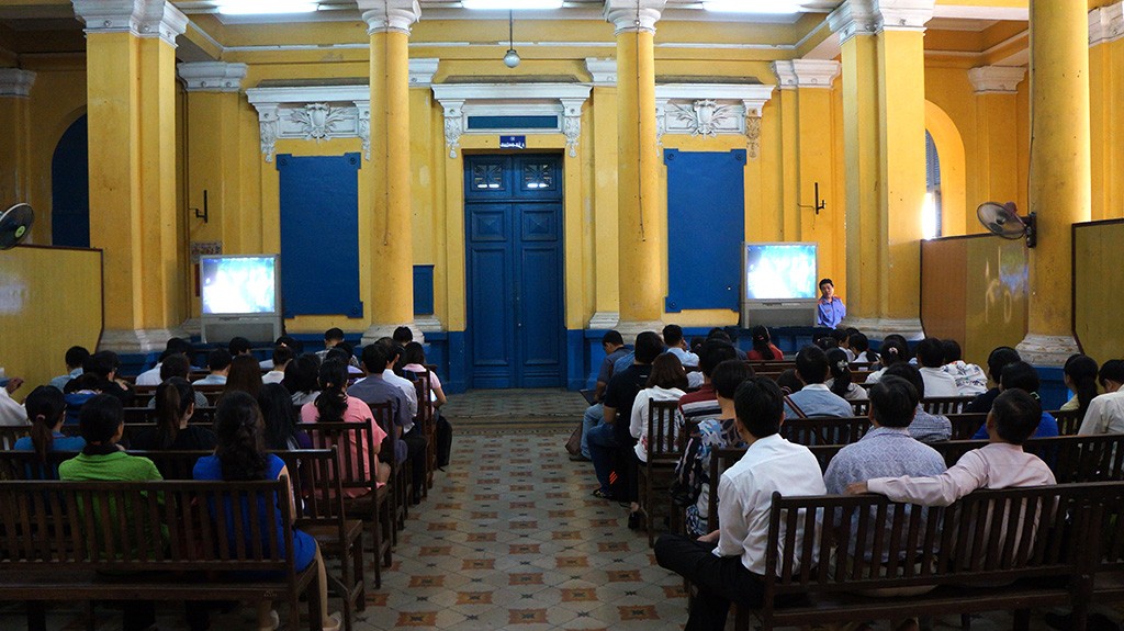 Nhiều người theo dõi phiên tòa phúc phẩm ngày cuối cùng qua 2 màn hình trước phòng xét xử A