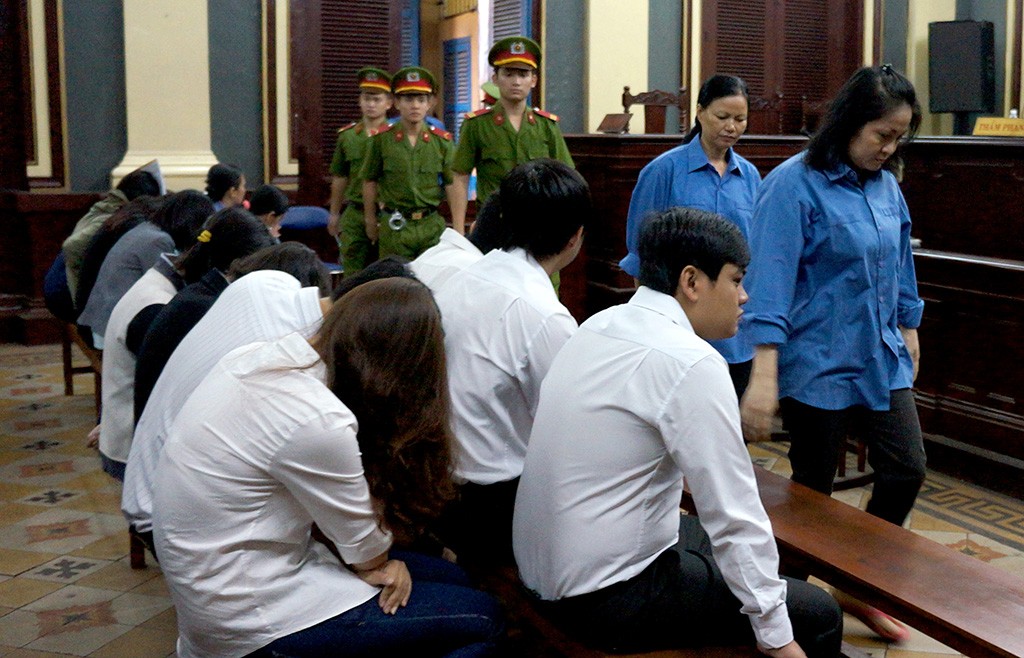 Các bị cáo được đưa ra trước vành móng ngựa