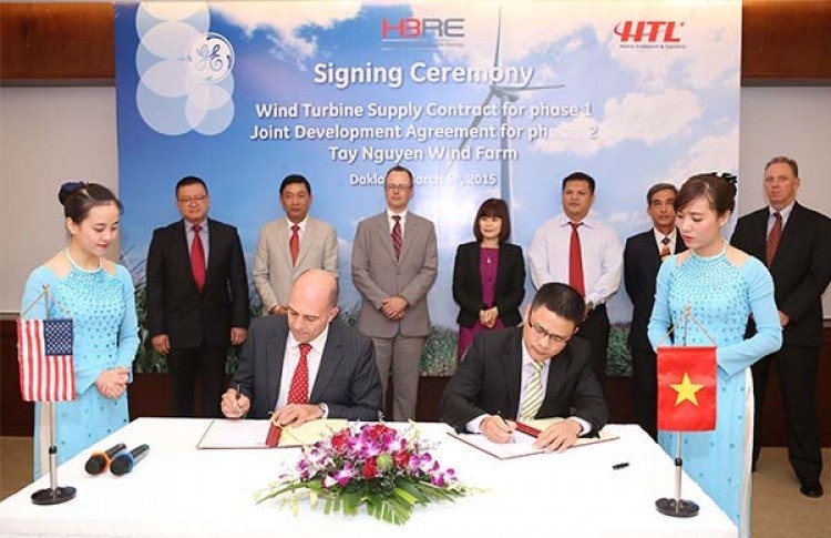 Ông Peter Cowling, Giám đốc khối Năng lượng tái tạo của GE tại khu vực châu Á – Thái Bình Dương và ông Hồ Văn Quyền – Giám đốc công ty HBRE thực hiện ký kết thỏa thuận hợp tác