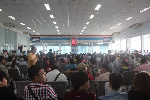 nghỉ lễ, ga sài gòn, bến xe miền Đông, quá tải, hành khách, tăng giá vé