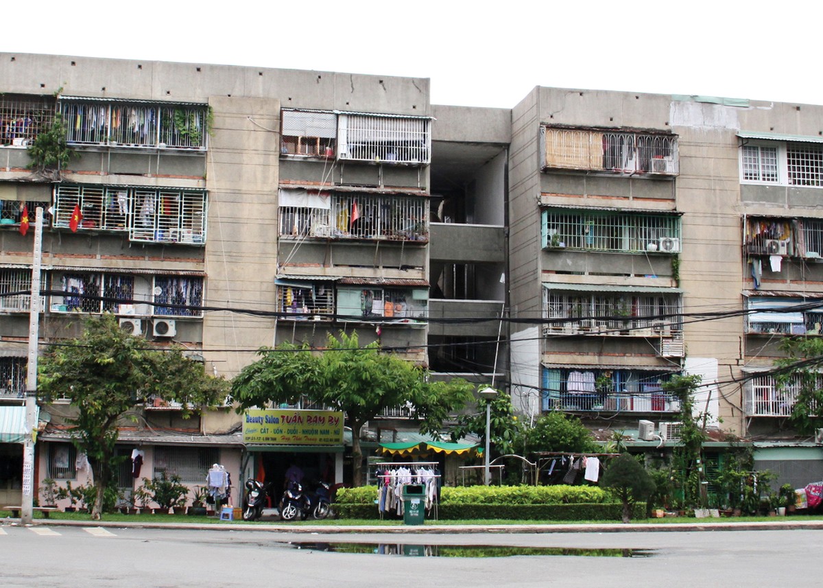 Hà Nội và TP.HCM có nhiều khu chung cư cũ xuống cấp cần cải tạo, xây mới. Hà Nội và TP.HCM có nhiều khu chung cư cũ xuống cấp cần cải tạo, xây mới.