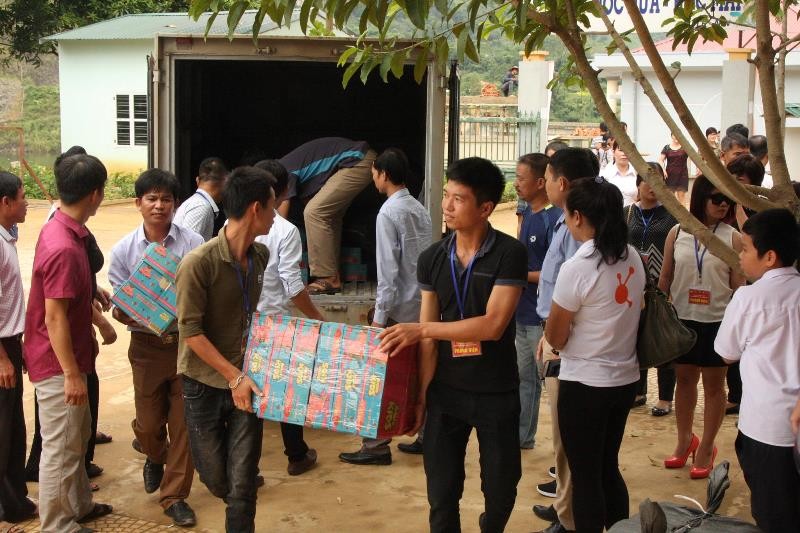 Doanh nghiệp, báo chí Thủ đô trao quà từ thiện tại Sơn La ảnh 1 Doanh nghiệp, báo chí Thủ đô trao quà từ thiện tại Sơn La ảnh 1