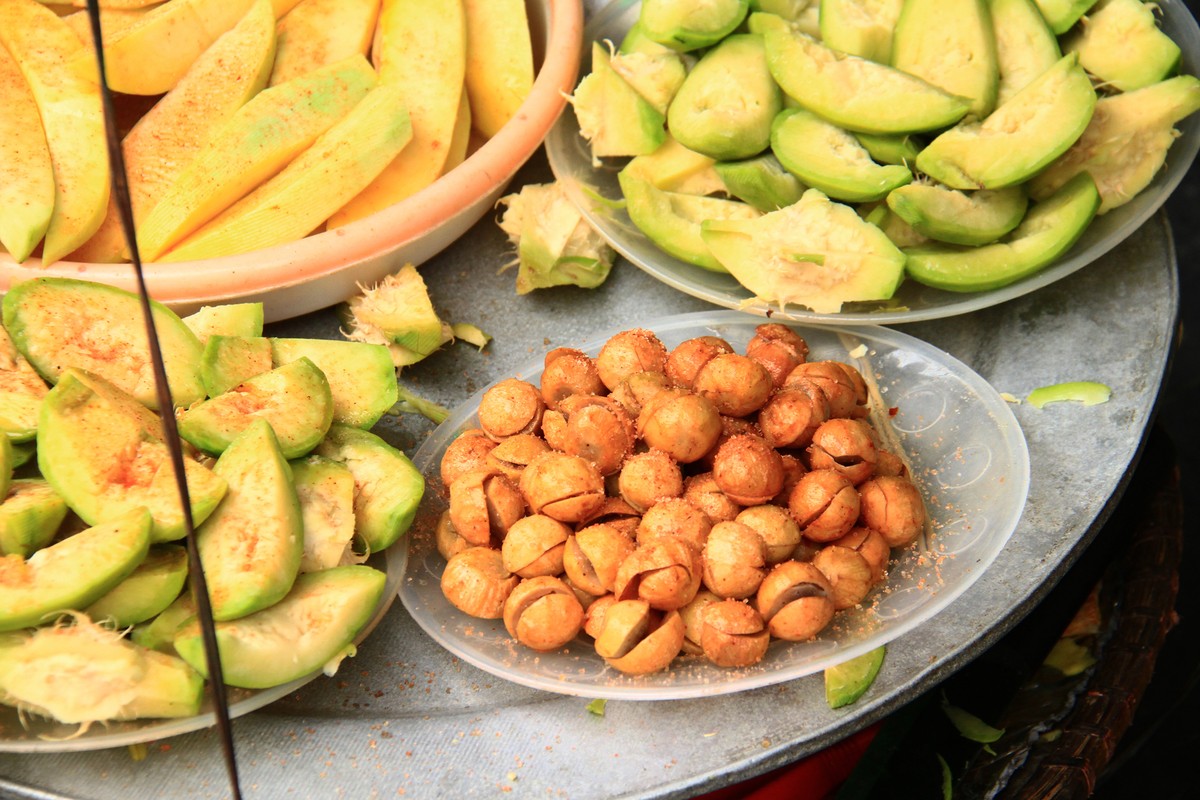 Không thể thiếu món sấu dầm.