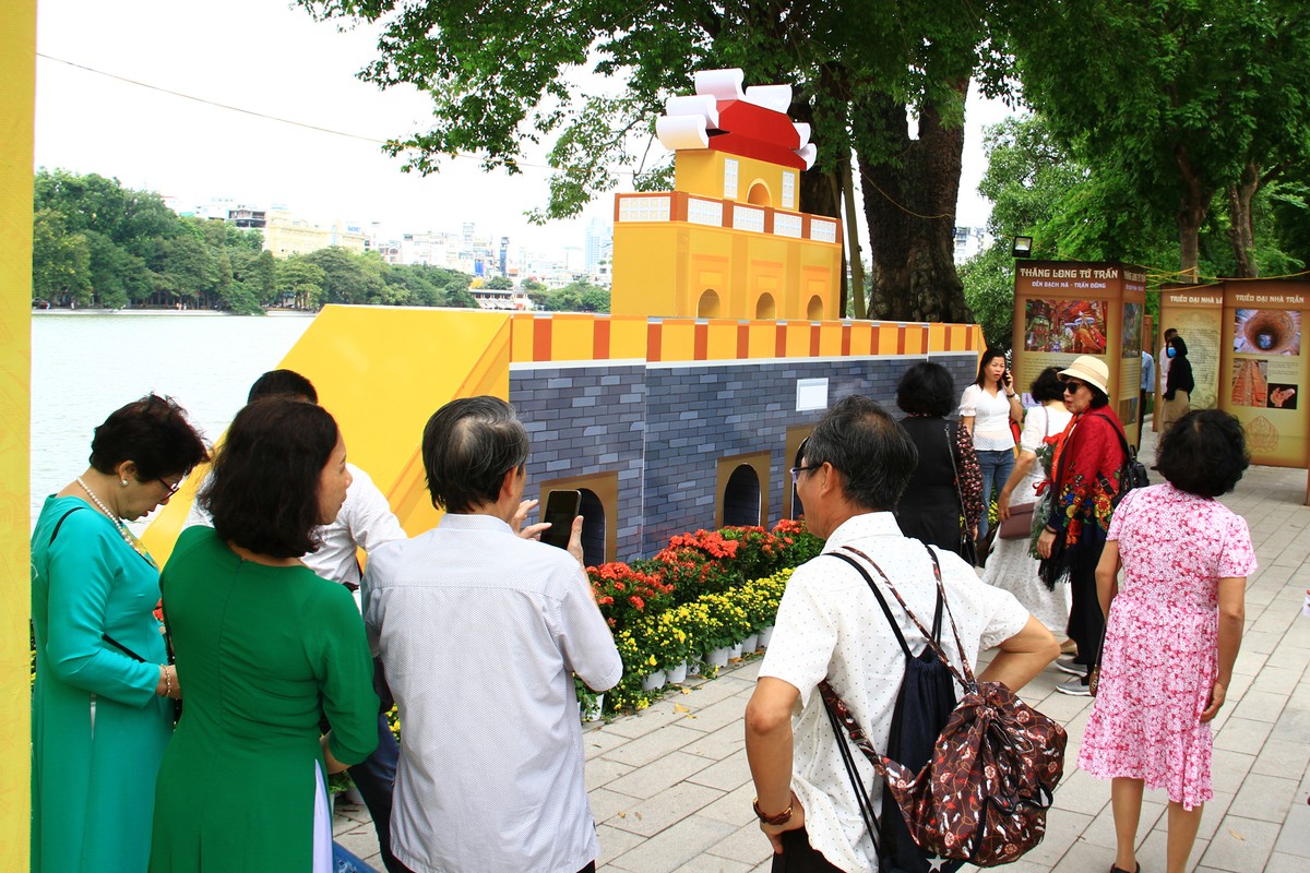 Người dân tập trung khá đông để tham quan. Người dân tập trung khá đông để tham quan.