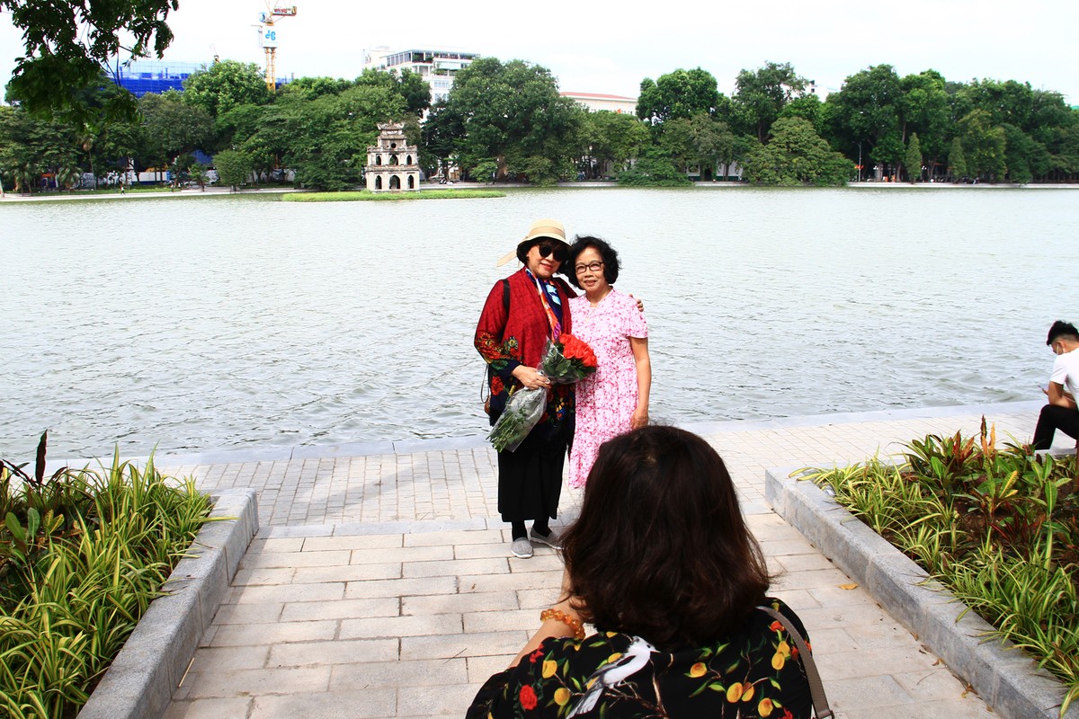 Bờ Hồ cũng vừa được kè lại và lát đá mới Bờ Hồ cũng vừa được kè lại và lát đá mới