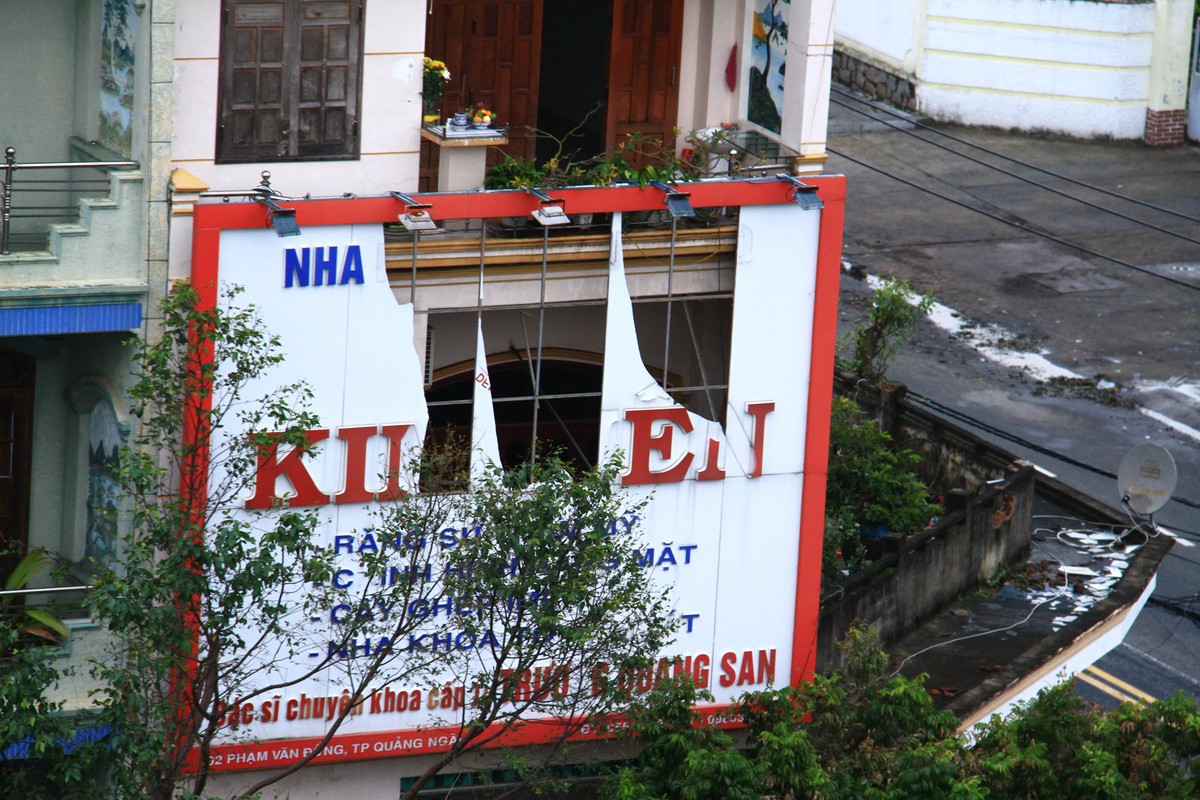 Biển quảng cáo bị bão xé rách. Biển quảng cáo bị bão xé rách.